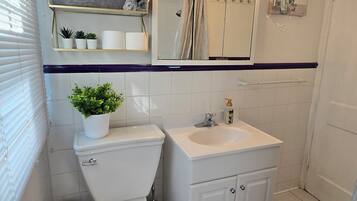 HÄrtork, handdukar, tvÄl och toalettpapper