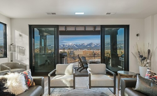 NEW HIGH-END 2282 sf condo slps 10pvt hot tub walk 2town mtn views 30 min to GNP