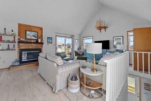 Televisie, een open haard en boeken