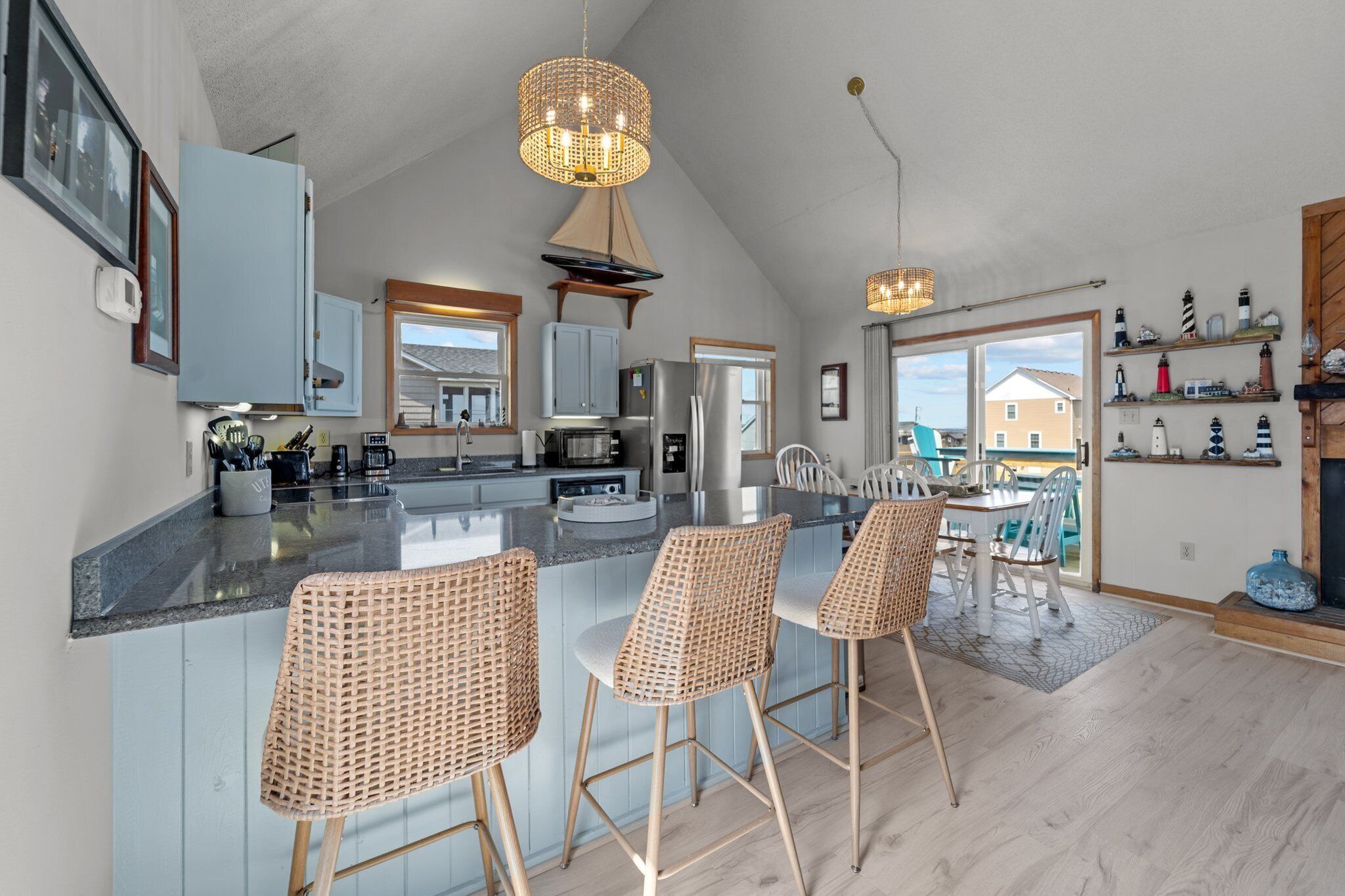 Een koelkast, een magnetron, een kookplaat, een vaatwasser