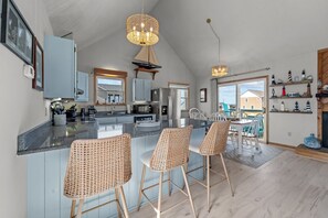 Geladeira, micro-ondas, cooktop, lava-louças