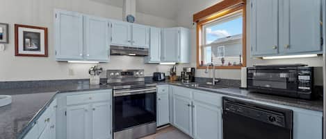 Fridge, microwave, stovetop, dishwasher