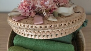 A woven basket with a green cushion inside. - Cozy apartment a few meters from the Baiano highway exit. (Sirignano)