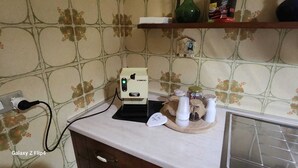A kitchen with a Galaxy Z Flip4, a green vase, and a floral backsplash. - Cozy apartment a few meters from the Baiano highway exit. (Sirignano)