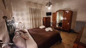 2 bedrooms, WiFi, bed sheets - Cozy apartment a few meters from the Baiano highway exit. (Sirignano)