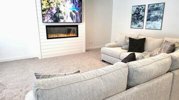 Televisión y chimenea