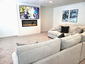 Fernseher, Kamin, Tischtennisplatte, Bücher