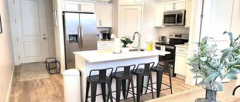 Geladeira, micro-ondas, fogão, cooktop