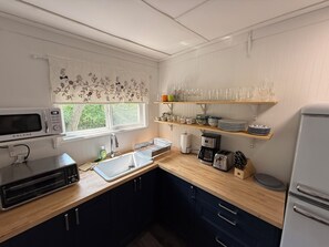Kylskåp, mikrovågsugn, ugn och spishäll