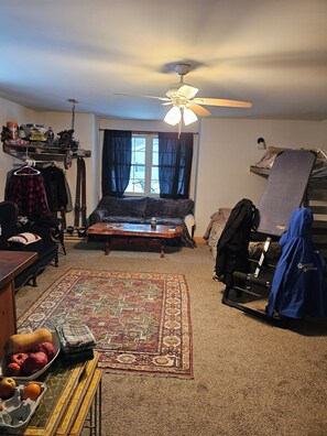Living area - Cozy studio in charming Fryeburg with AC, WiFi. Enjoy your stay (Fryeburg)