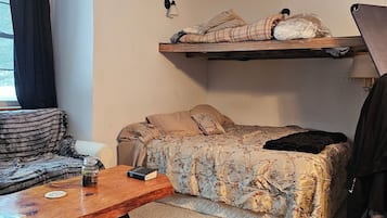 Tabla de planchar con plancha, wifi y ropa de cama