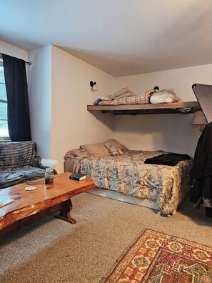 Een strijkplank/strijkijzer, wifi, beddengoed