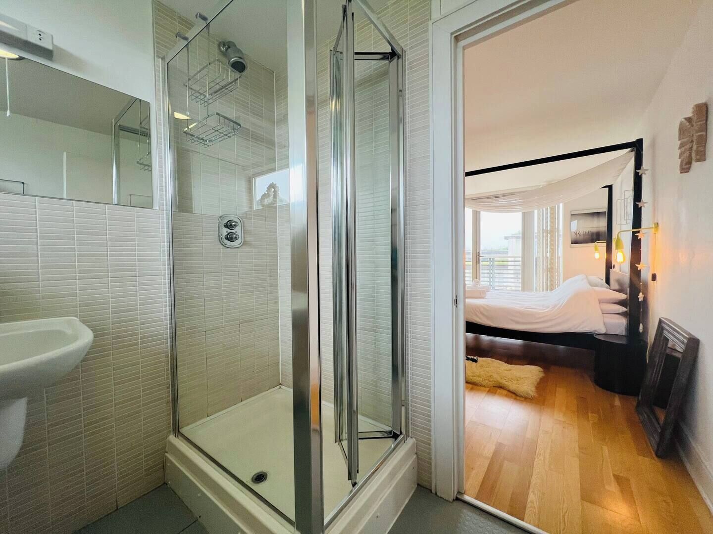 Douche, articles de toilette gratuits, sèche-cheveux