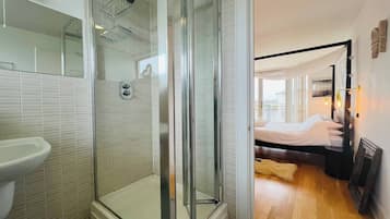 Douche, articles de toilette gratuits, sĂšche-cheveux