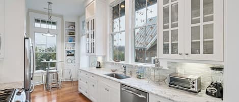 Een koelkast, een microgolfoven, een oven, een kookplaat