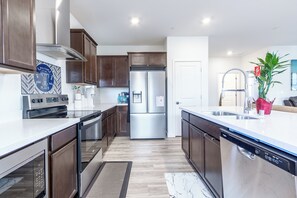 Frigorifero, microonde, forno, piano cottura