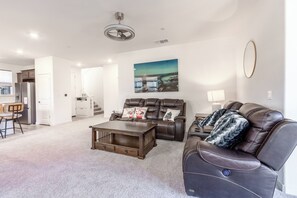 Älytelevisio, kirjoja, työhuone, tietokoneen näyttö