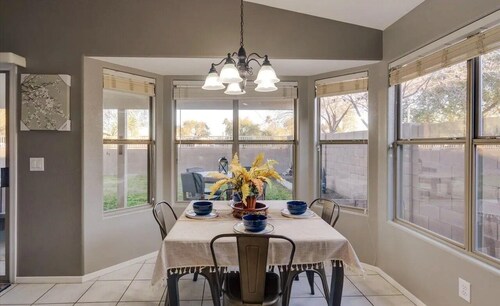 Bright & Airy Home: Near Golf, Parks & Attractions