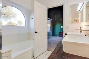 Een douche, handdoeken, zeep, shampoo