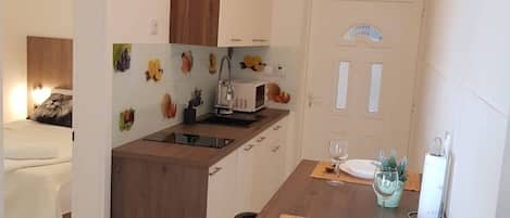 Frigorifero, forno, piano cottura, lavastoviglie