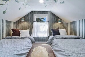 4 bedrooms, WiFi, bed sheets