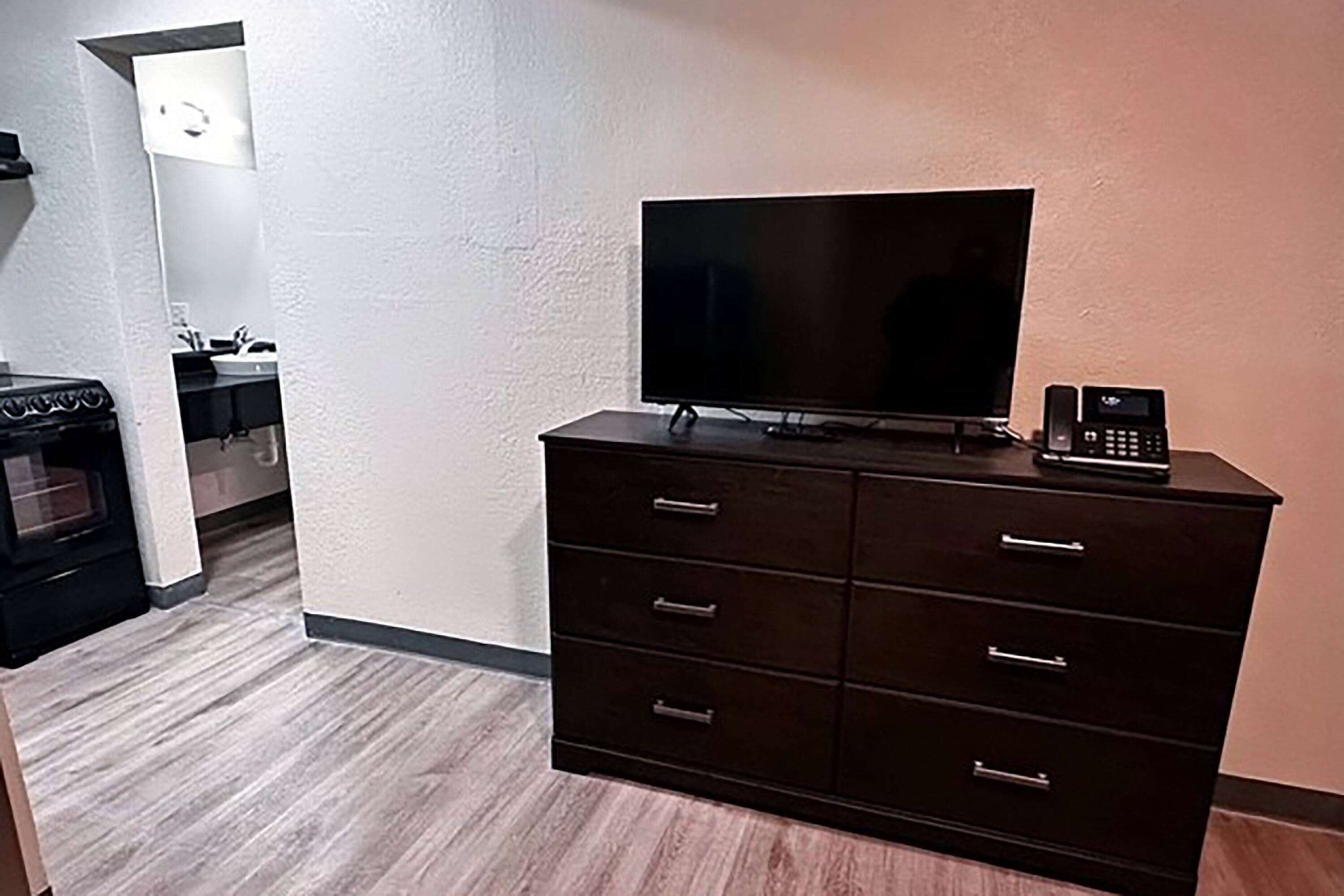 Escritorio, espacio para trabajar con laptop y wifi gratis 