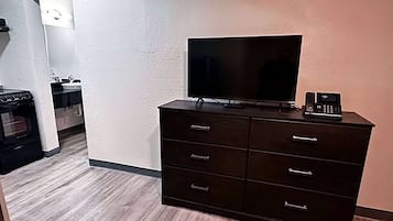 Escritorio, espacio para trabajar con laptop y wifi gratis