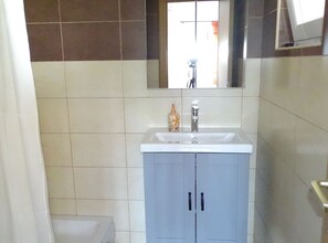 Sèche-cheveux, serviettes fournies