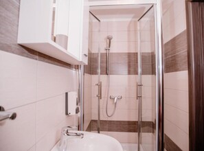 Douche, séchoir à cheveux, serviettes fournies