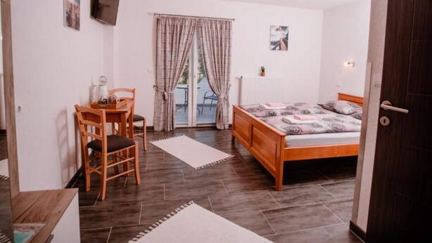 Un dormitorio con cama, escritorio y silla.