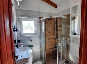 Douche, sĂšche-cheveux, serviettes fournies