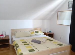 2 bedrooms, internet, bed sheets