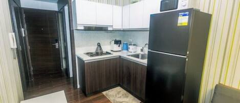 Kühlschrank, Mikrowelle, Ofen, Herdplatte