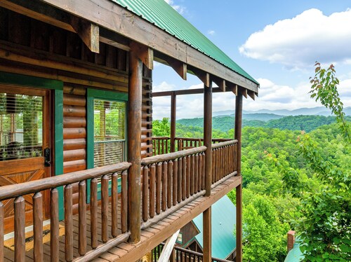 Resort Setting cozy cabin with community outdoor pool and spectacular views.