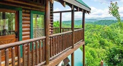 Resort Setting cozy cabin with community outdoor pool and spectacular views.
