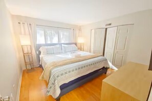 4 bedrooms, iron/ironing board, WiFi, bed sheets