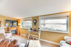 TV, fireplace, DVD player, books
