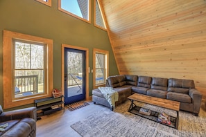 TV, books - Chimney Rocks Chalet' A-Frame w/ Mtn Views (Wytheville)