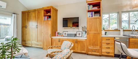 Televisión, reproductor de DVD, libros y biblioteca musical