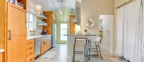 Fridge, microwave, stovetop, dishwasher