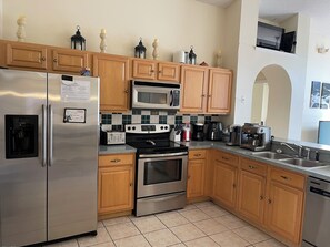 Kylskåp, mikrovågsugn, ugn och spishäll