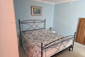 3 bedrooms, bed sheets