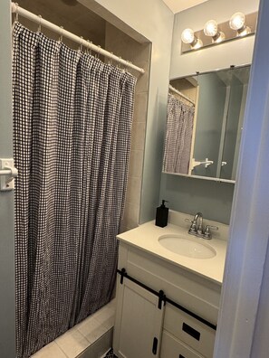 Douche, sèche-cheveux, serviettes fournies