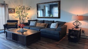 Smart-TV, Kamin, DVD-Player, Bücher