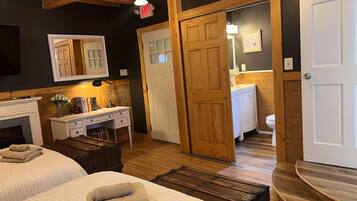 11 habitaciones, escritorio y tabla de planchar con plancha