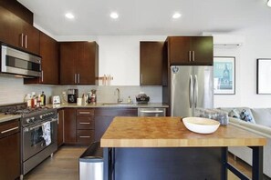 Private kitchen - NEW! Modern Ballard Townhome w/ Rooftop + Parking (Seattle)