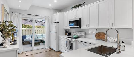 Køleskab, mikrobølgeovn, ovn, kogeplade