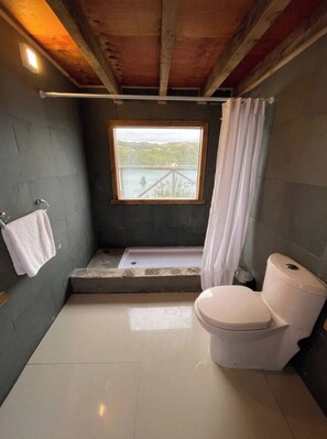 SĂšche-cheveux, serviettes fournies, savon, papier toilette