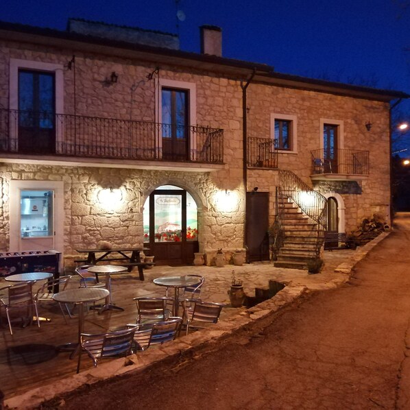 Outdoor dining - Farmhouse La Pagliarella In the national park of majella (Caramanico Terme)