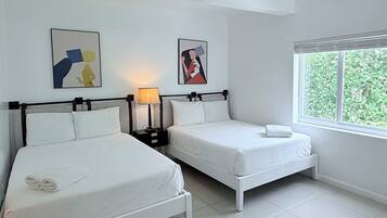 Standaard appartement, 2 tweepersoonsbedden | Een laptopwerkplek, verduisterende gordijnen, gratis wifi, beddengoed